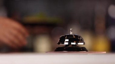 Lüks restoranda zili çal. Servis Çanı 4k