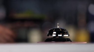 Lüks restoranda zili çal. Servis Çanı 4k