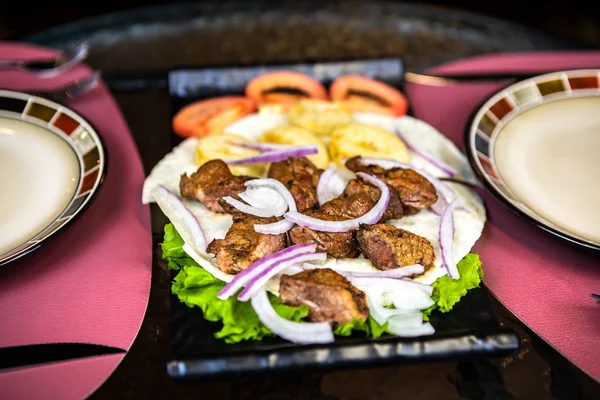 Restoranda servis edilen masa, iki kişilik masa hazır.