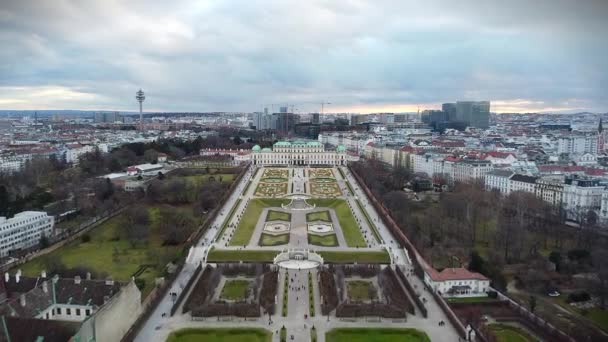 Aerial Drone kilátás Belvedere Palace, Bécs — Stock videók