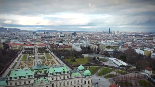 Aerial Drone kilátás Belvedere Palace, Bécs — Stock videók