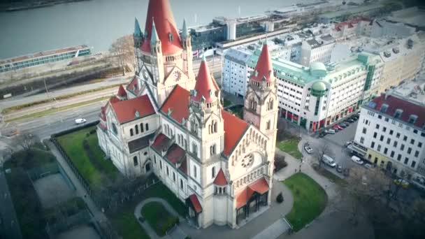 Kościół św. Franciszka z Asyżu, Wiedeń, widok z lotu ptaka — Wideo stockowe