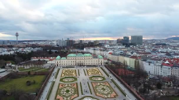 ベルヴェデーレ宮殿、ウィーンの空中ドローンビュー — ストック動画