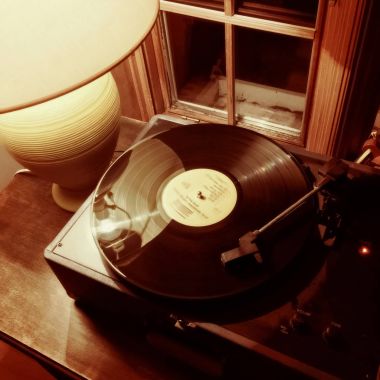 Vinil plak çalar ve lamba ile iç