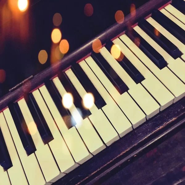 Retro piano keys with bokeh lights — Stock Photo, Image