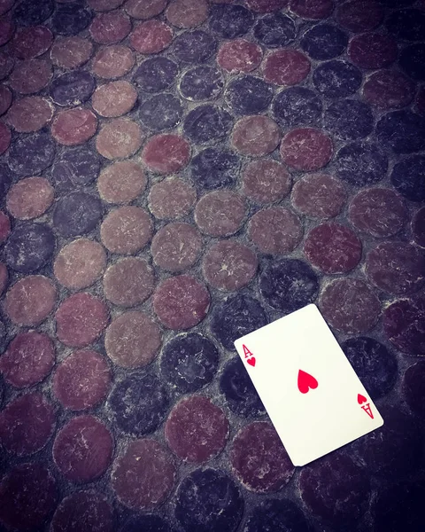 Aas van harten kaart op de vuile vloer — Stockfoto