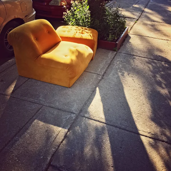 Sofá laranja abandonado na rua — Fotografia de Stock