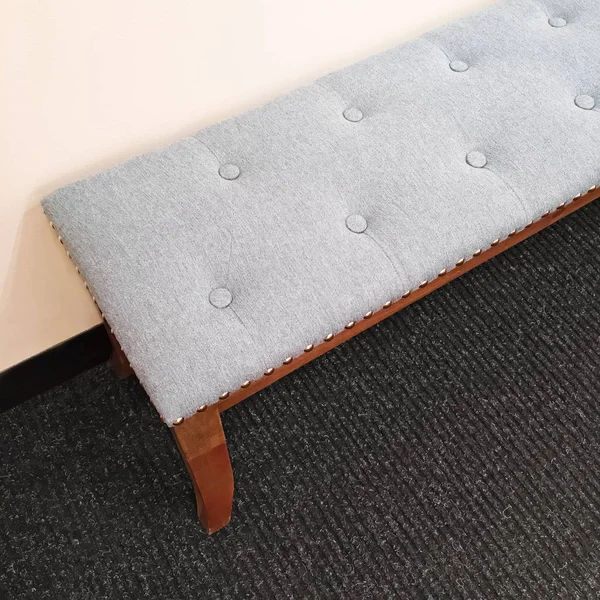 Banco elegante gris en el suelo de la alfombra —  Fotos de Stock