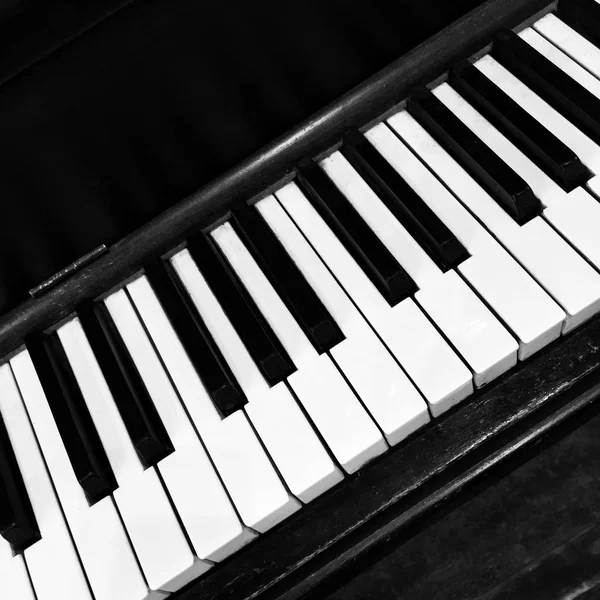 Teclas de piano preto e branco — Fotografia de Stock