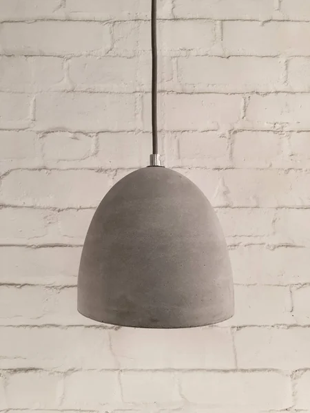 Beyaz tuğla zemin üzerine beton lamba — Stok fotoğraf