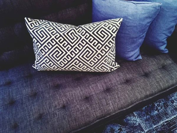 Luxuriöses Sofa mit Kissen — Stockfoto