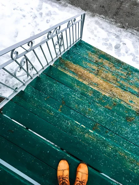 Escadaria de madeira verde e rua de inverno — Fotografia de Stock