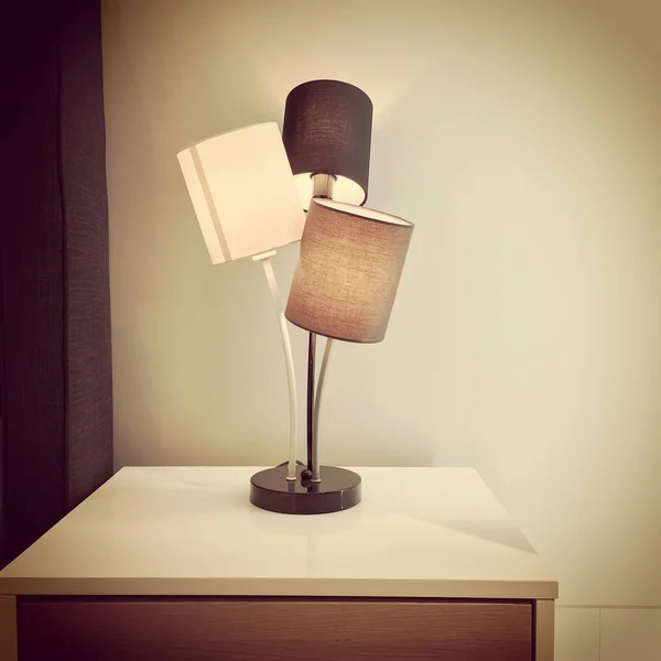 Lampa w stylu retro na komodzie — Zdjęcie stockowe