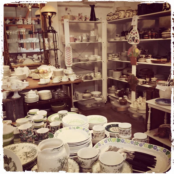 Winkel met vintage servies — Stockfoto