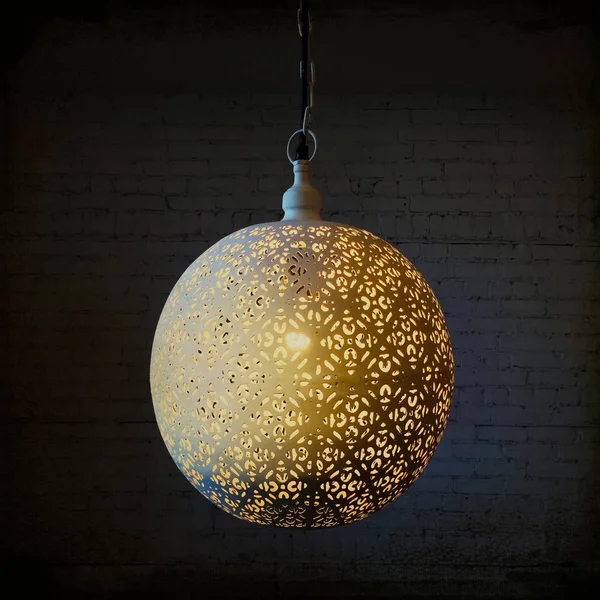 Декоративная металлическая лампа в темной комнате — стоковое фото