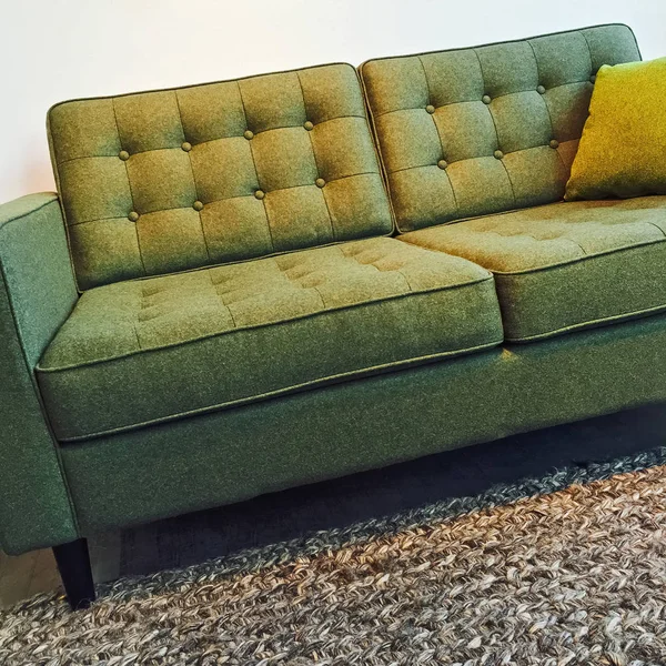 Styl retro elegancki Zielona sofa — Zdjęcie stockowe