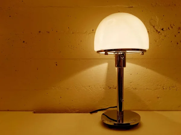 Настольная лампа дает теплый оранжевый свет — стоковое фото