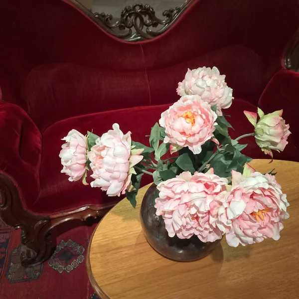 バラの花束とビンテージ スタイルのインテリア — ストック写真