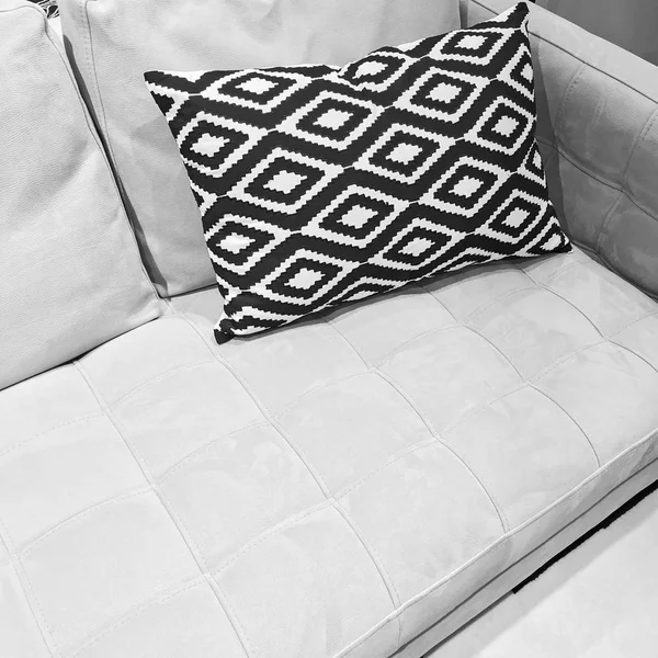 Coussin ornemental noir et blanc sur un canapé — Photo