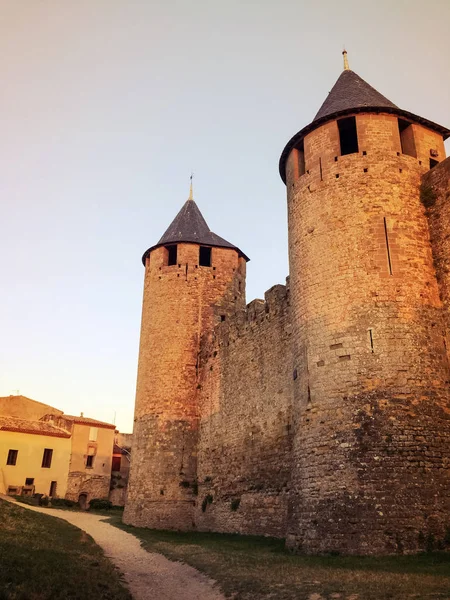 Steintürme der historischen befestigten Stadt Carcassonne in Frankreich — Stockfoto