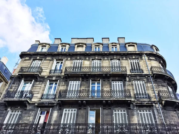 Edifício residencial velho em Bordeaux, Francia — Fotografia de Stock