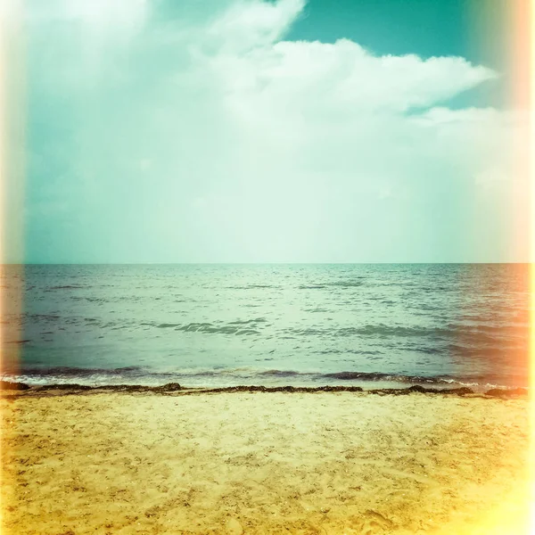 Sommar strand i retro ljus — Stockfoto