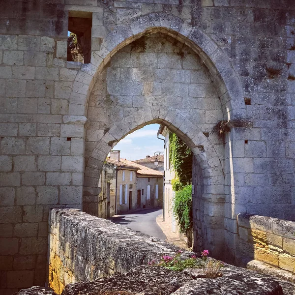 Arc en pierre dans la vieille ville de Saint-Emilion, France — Photo