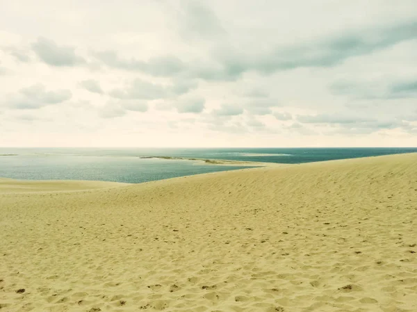 Αμμόλοφοι, θάλασσα και συννεφιασμένο ουρανό — Φωτογραφία Αρχείου