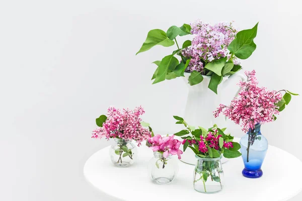 Ramos de flores de primavera sobre una mesa blanca — Foto de Stock