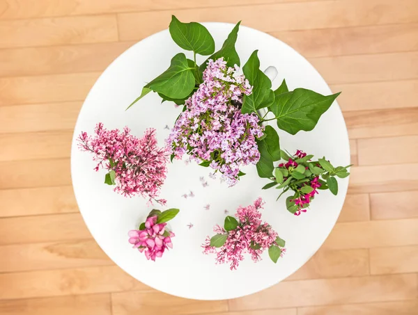 Fiori di primavera su un tavolo rotondo bianco — Foto Stock