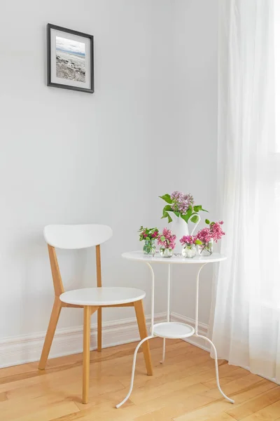 Wit interieur met modern meubilair en Lentebloemen — Stockfoto