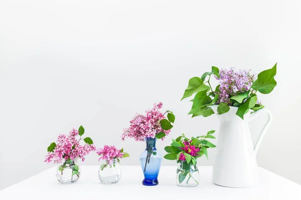 Buketter av rosa och lila vårblommor — Stockfoto