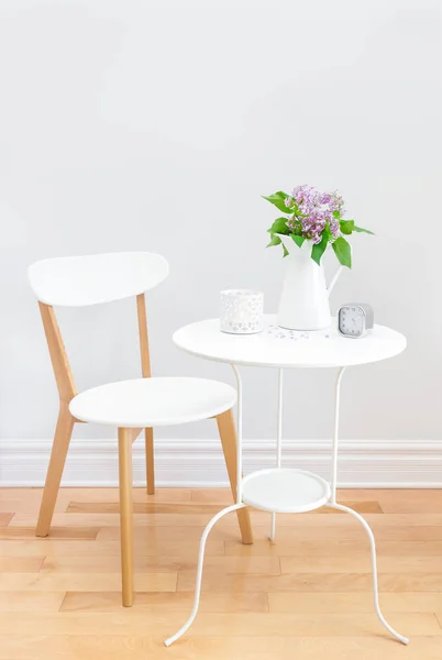 Bagian dalam yang elegan dengan meja, kursi dan karangan bunga lilac — Stok Foto