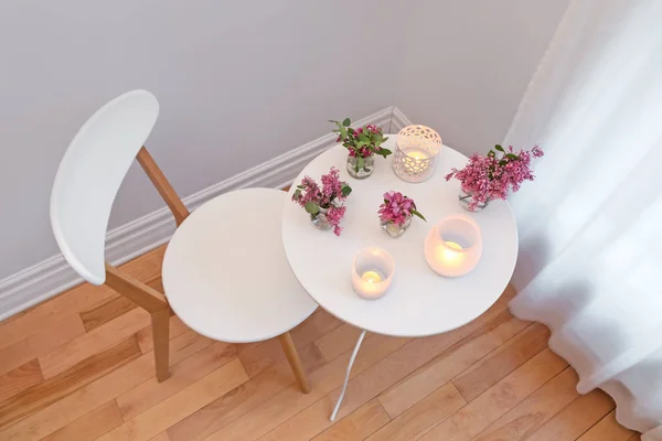 Interior yang nyaman dengan lilin dan bunga musim semi — Stok Foto