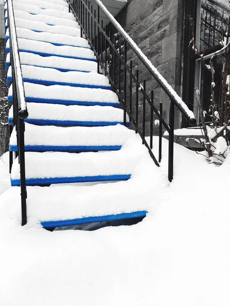 被雪覆盖的联排别墅楼梯 — 图库照片
