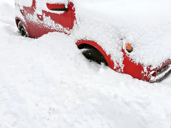Червона машина в білому снігу — стокове фото