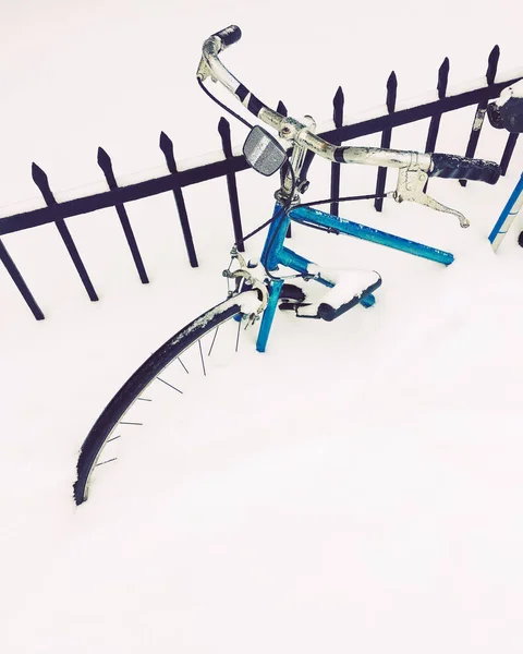 Bicicleta presa na neve profunda — Fotografia de Stock