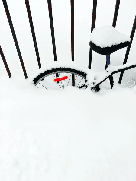 Fahrrad tief im Schnee — Stockfoto