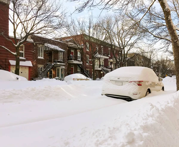 Rue d'hiver urbaine avec des voitures coincées dans la neige — Photo