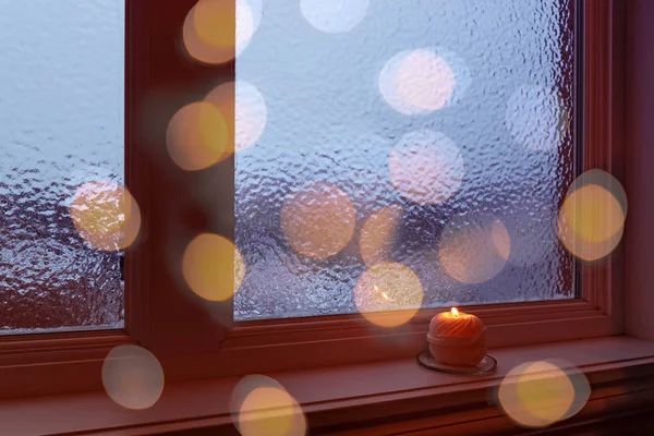 Gezellige berijpte venster, kaars en bokeh lichten — Stockfoto