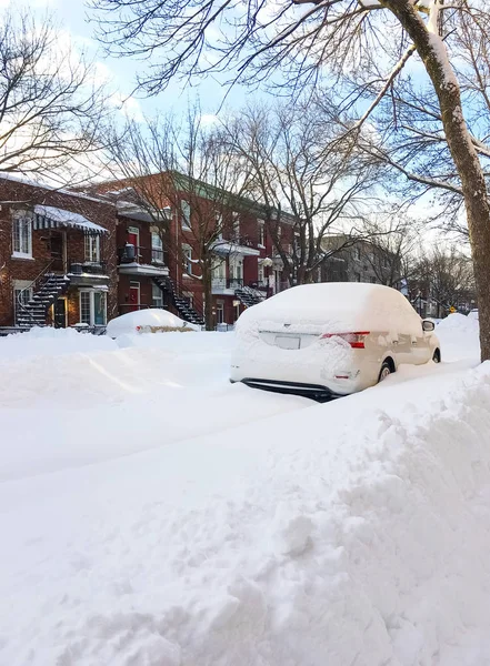 Calle urbana de invierno con mucha nieve — Foto de Stock