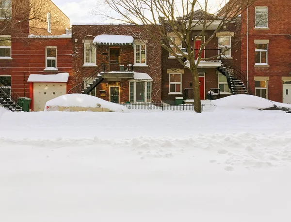 Снежная улица с кирпичными зданиями — стоковое фото