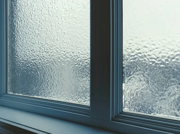 Окно замороженное после морозного дождя — стоковое фото