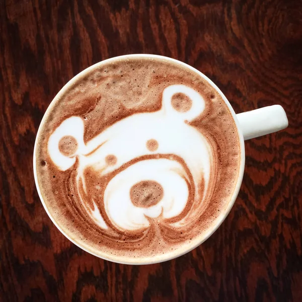 可爱的泰迪熊在热巧克力杯上画画 — 图库照片
