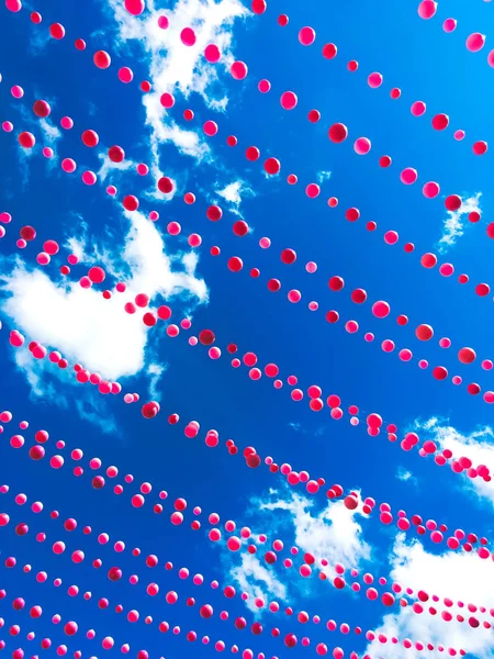 Ozdoba różowe kulki przeciw błękitne niebo i chmury — Zdjęcie stockowe