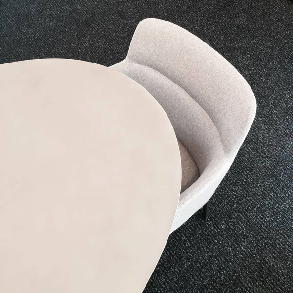 ラウンド テーブルと快適なファブリックの椅子 — ストック写真
