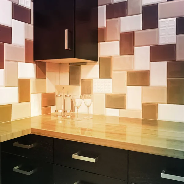 Küchenschränke und geflieste Backsplash in warmen Farben — Stockfoto