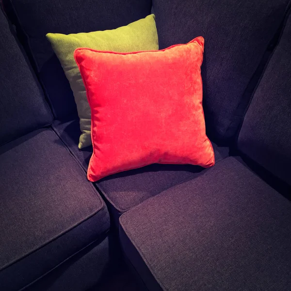 Jasne aksamitne poduszki na kanapie ciemny — Zdjęcie stockowe