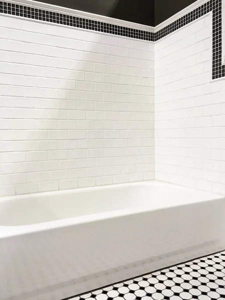 Nová moderní koupelna se stěnami z bílých dlaždic — Stock fotografie