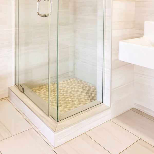 Modern shower with tiled walls and floor — Stockfoto